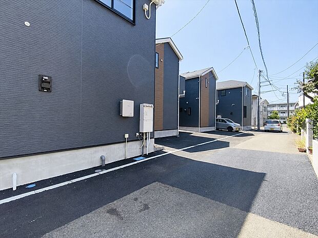 【前面道路】前面道路は4メートル。駐車が苦手な方にも嬉しい住まいです。