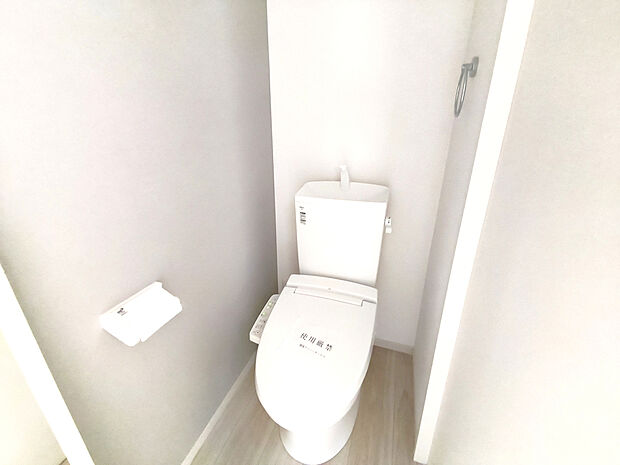 【【温水洗浄便座】】トイレは清潔感のあるオフホワイト♪ 毎日使う場所だからこそお手入れも楽々にできる機能が搭載。汚れが付着しにくい便器でお掃除も楽々。