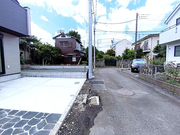 【前面道路含む現地写真】前面道路は車通りも少なく、お子さまのいるご家庭でも安心ですね。