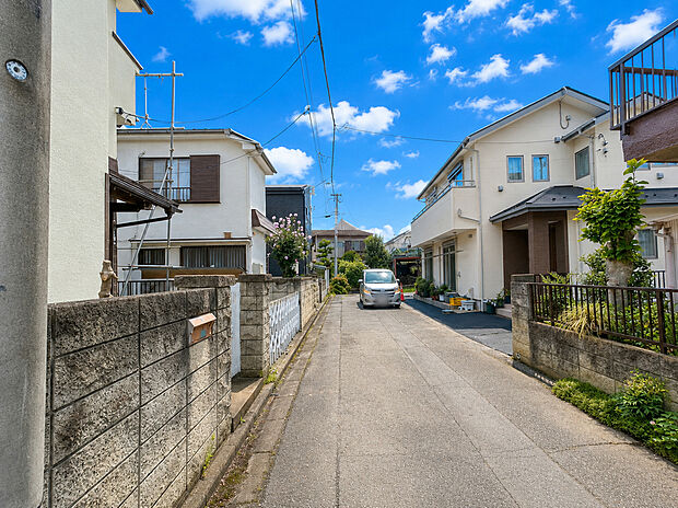 【前面道路含む外観】前面道路は4.2mの幅広な道路です。入出庫の際もらくらくです。