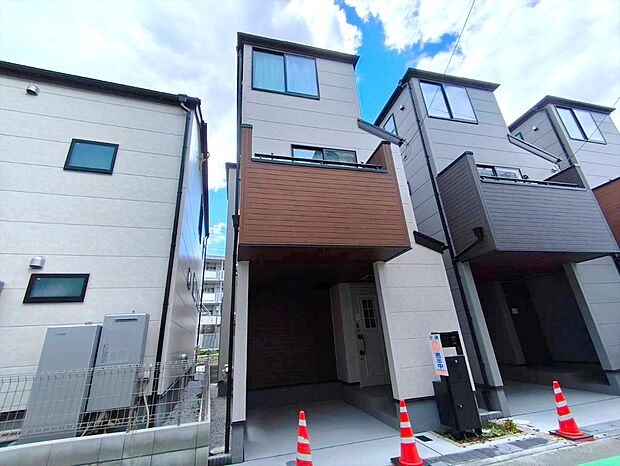 【現地外観】シンプルモダンな外観が特徴。閑静な住宅街に位置する邸宅です。前面道路は車通りが少なく、子育てにも安心！