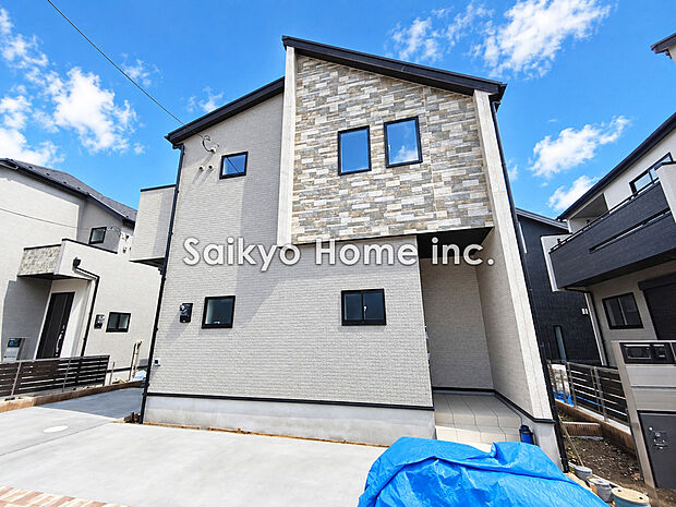 【2号棟外観】シンプルモダンな外観が特徴。閑静な住宅街に位置する邸宅です。前面道路は車通りが少なく、子育てにも安心。
