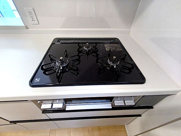 【【3口コンロ】】 凹凸が少ないフラットトップコンロ。お掃除もラクラクです。