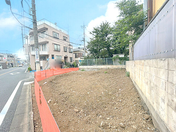 【現地外観】角地のため日当たりと開放感があります。