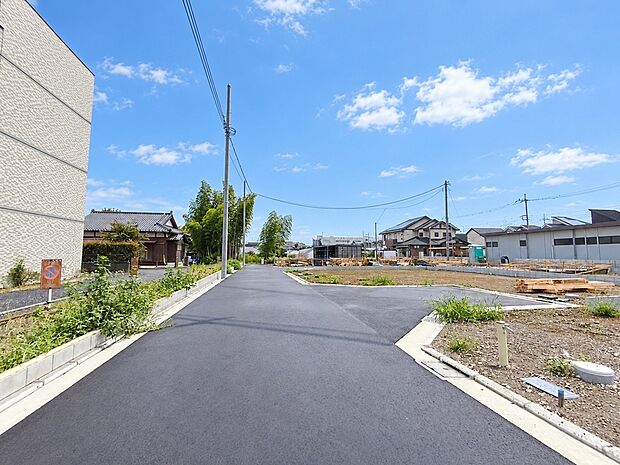 【前面道路】前面道路は5mの幅広な道路です。入出庫の際もらくらくです。工事も始まりました。お早めにお問い合わせください。