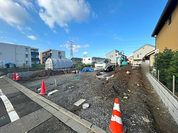 【現地外観】外壁にサイディング利用で、長く住んでも汚れにくい特徴があります。全3棟「ずっと住み続ける家」を実現した邸宅です。