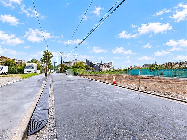 【前面道路】前面道路は7.39メートル。駐車が苦手な方にも嬉しい住まいです。