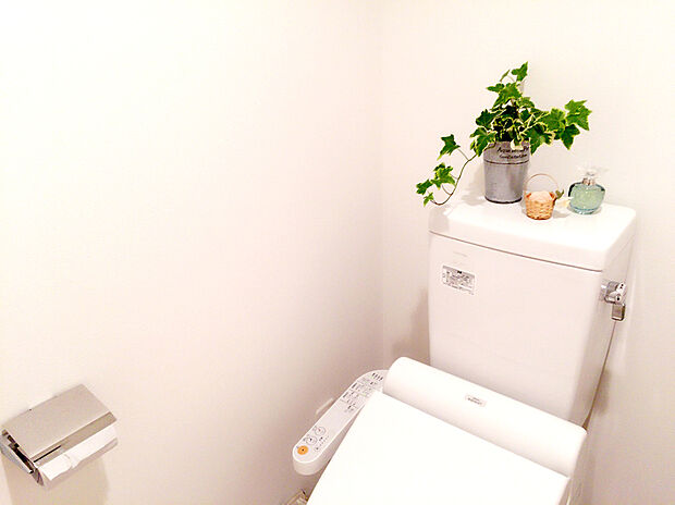 【【温水洗浄便座】】トイレは清潔感のあるオフホワイト♪　毎日使う場所だからこそお手入れも楽々にできる機能が搭載。汚れが付着しにくい便器でお掃除も楽々。