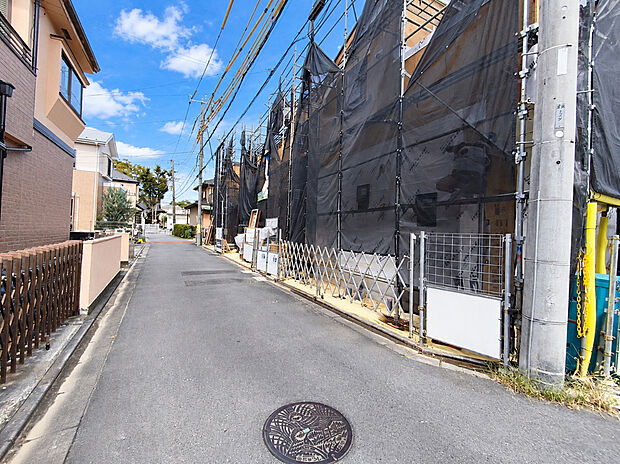 【前面道路含む外観】前面道路は4mの幅広な道路です。入出庫の際もらくらくです。