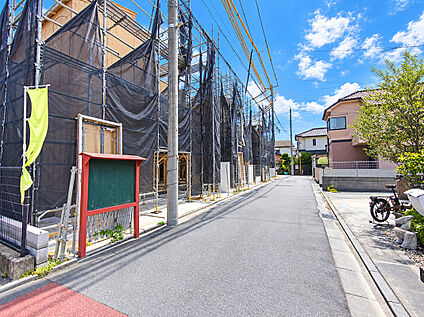 前面道路含む外観