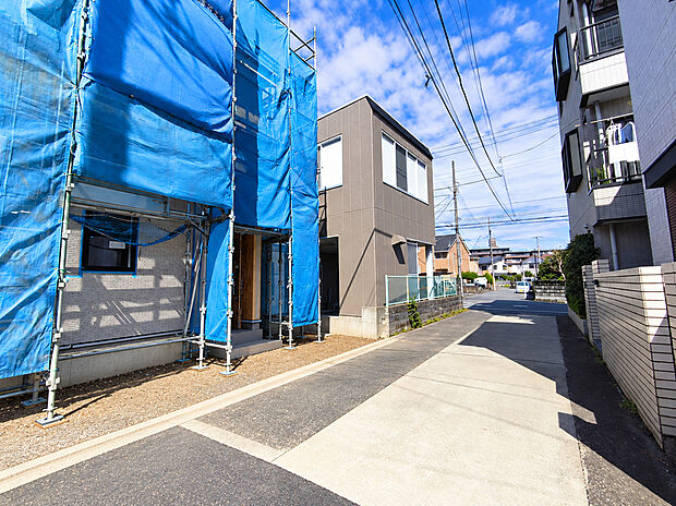 【前面道路含む外観】前面道路は4mの幅広な道路です。入出庫の際もらくらくです。