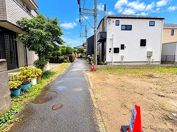 【前面道路含む現地写真】緑豊かで閑静な住宅街は子育てにはピッタリです。