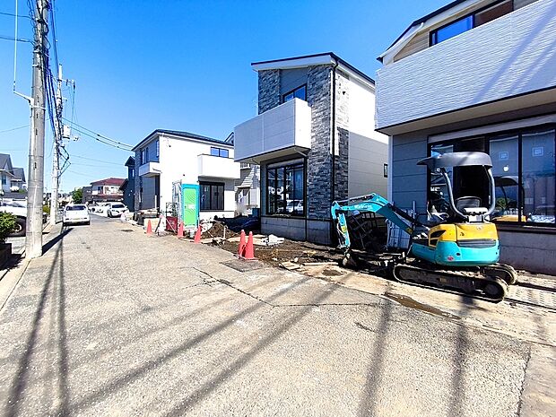 【前面道路含む現地写真】緑の潤いと開放感を感じられる静かで落ち着いた住環境です。