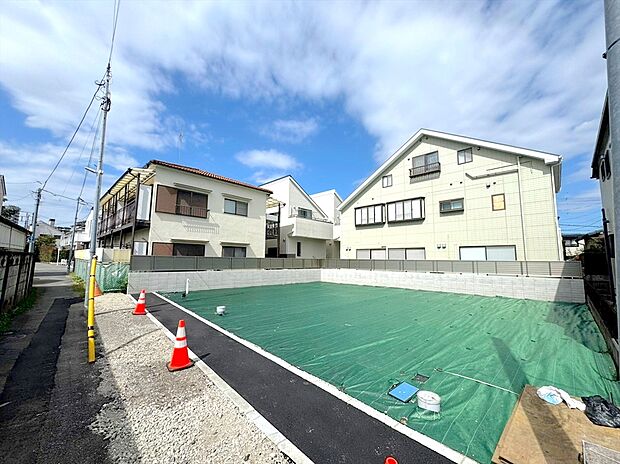 【前面道路】前面道路は4mの幅広な道路です。入出庫の際もらくらくです。