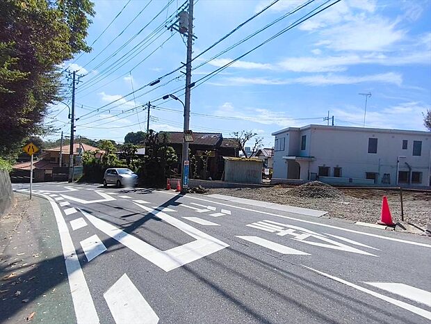 【前面道路】前面道路は4メートル。駐車が苦手な方にも嬉しい住まいです。