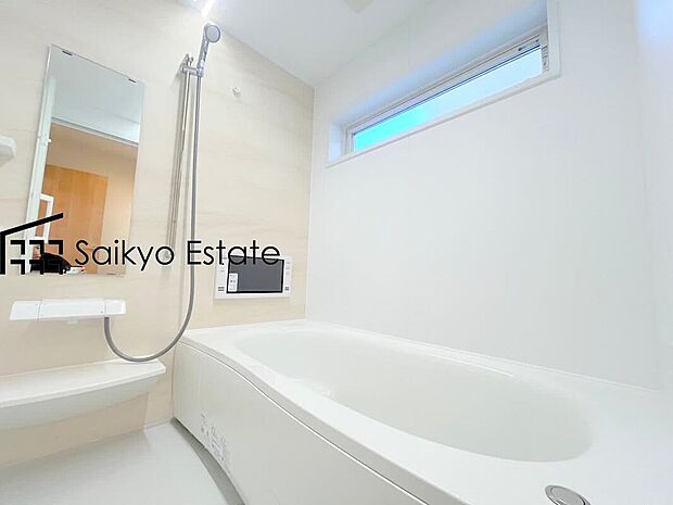 【浴室(施工例)】一日の疲れを癒すバスルーム。ゆったりとリラックスできる一坪タイプです。カビの発生を抑制し、雨の日の洗濯物の乾燥にも便利な浴室換気暖房乾燥機を標準装備しています。