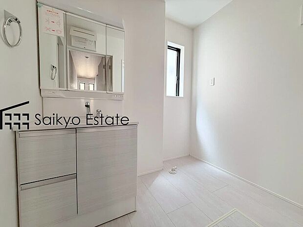 【洗面台(2号棟)】シャンプードレッサー採用の三面鏡洗面化粧台になります。この機能があるだけで、朝の準備が格段に楽になります♪