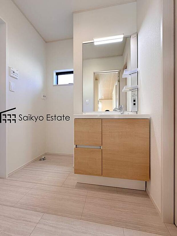 【シャワー付き洗面化粧台】「シャワー付き洗面化粧台」は暮らしを快適にしてくれます。朝の身支度もスムーズに♪