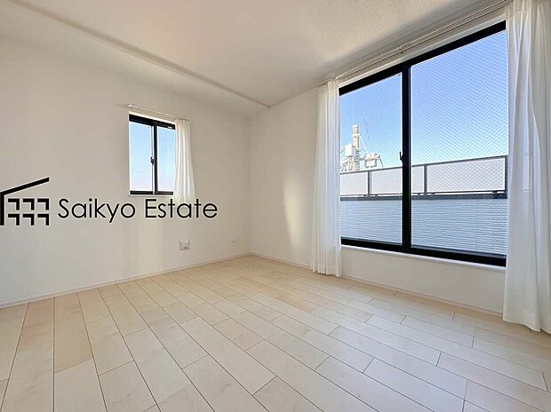 【洋室】2面採光で明るく風通しも良好です！天気の良い日は是非窓を開けて空気の入れ替えをしてみるのはいかがでしょうか♪