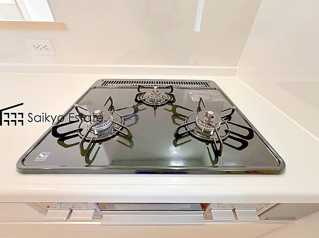 【【3口ガスコンロシステム】】3口ガスコンロシステムはたくさんの料理が同時に作れて便利な上、凹凸が少ないフラットトップなのでお掃除も楽々です。