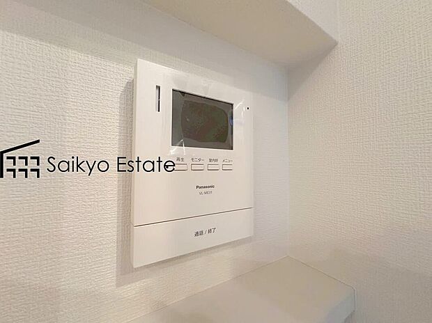 【TVモニター付きインターホン】「TVモニター付きインターホン」は、玄関に行かなくても誰が来たのか確認でき、お子様のお留守番も安心です。