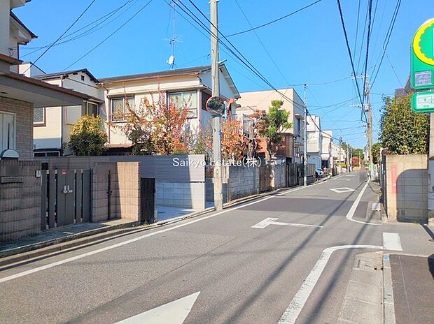 【前面道路】子育てにも嬉しい、緑豊かな自然が広がる閑静な住宅地、南向きの邸宅です。この機会に是非現地をご覧ください。