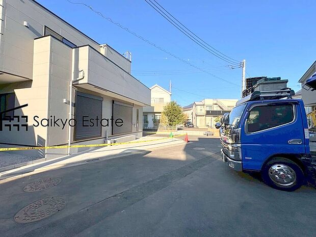 【前面道路(6号棟)】お車の出し入れがスムーズに出来る前面道路になります。ストレスを感じる事なく出来ますので駐車苦手な方もご安心いただけます。