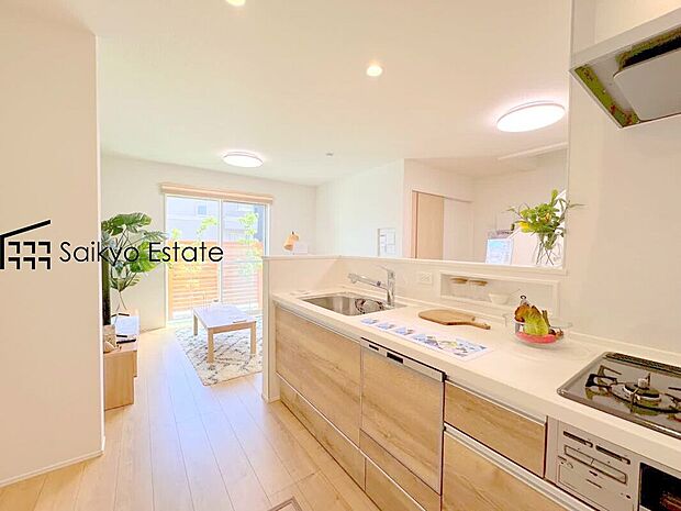 【キッチン(2号棟)】リビングにいる家族とコミュニケーションをとりながら作業が出来る人気のカウンターキッチン。お子様がリビングにいても目が届くので安心です。