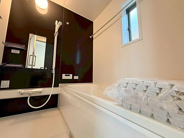 【浴室(1号棟)】一日の疲れを癒してくれる一坪タイプの広々バスルーム♪雨の日のお洗濯にも大活躍な浴室暖房乾燥機付きです!