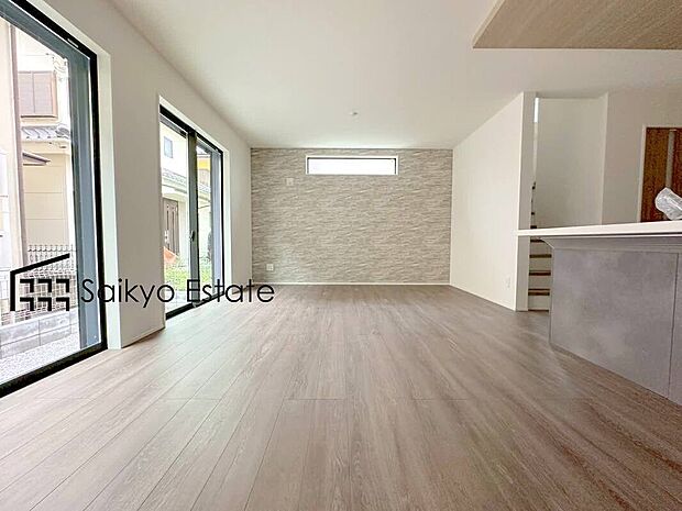 【リビング】開放感と採光にこだわった広々としたLDKです。陽光いっぱいの空間で家族団らんの時間も増えそうですね!