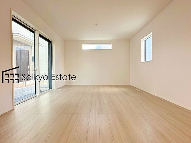 【リビング】窓が多く、採光を取り込める面積が大きい事で明るく気持ちの良い空間となっております♪家族みんなが集まる場所がいつでも明るいのは嬉しいですね!