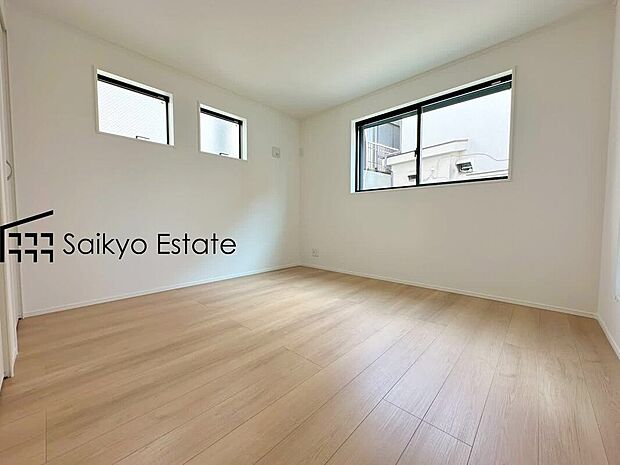 【洋室】2面採光で明るく風通しも良好です!天気の良い日は是非窓を開けて空気の入れ替えをしてみるのはいかがでしょうか♪