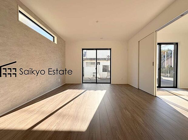 【リビング】開放感と採光にこだわった16.25帖のLDKです。陽光いっぱいの空間で家族団らんの時間も増えそうですね!