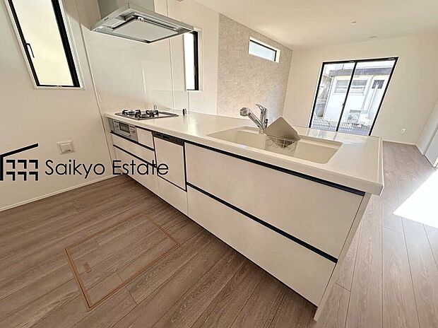 【キッチン】リビングにいる家族とコミュニケーションをとりながら作業が出来る人気のカウンターキッチン。お子様がリビングにいても目が届くので安心です。