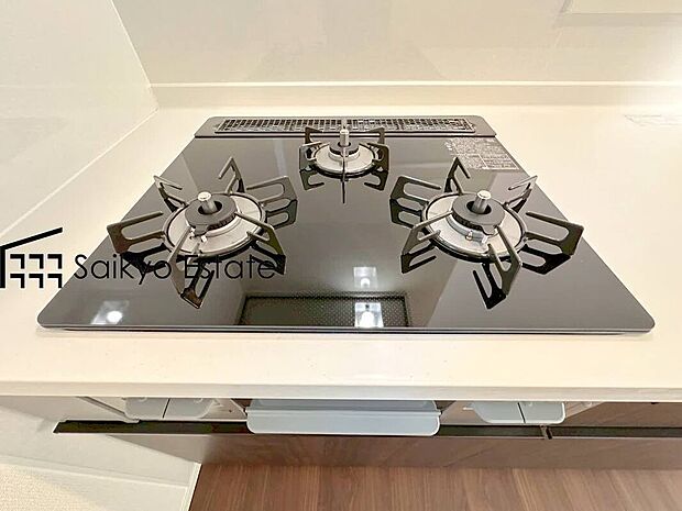 【【3口ガスコンロシステム】】3口ガスコンロシステムはたくさんの料理が同時に作れて便利な上、凹凸が少ないフラットトップなのでお掃除も楽々です。