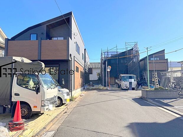 【前面道路を含む現地写真】お車の出し入れがスムーズに出来る前面道路になります。ストレスを感じる事なく出来ますので駐車苦手な方もご安心いただけます。