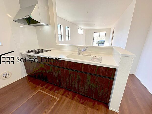 【キッチン(1号棟)】リビングにいる家族とコミュニケーションをとりながら作業が出来る人気のカウンターキッチン。お子様がリビングにいても目が届くので安心です。