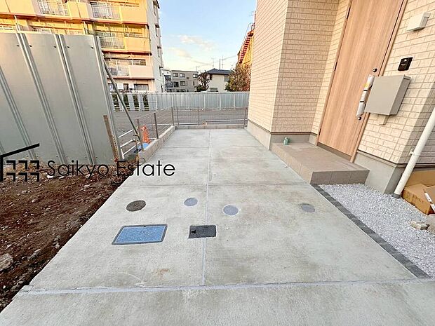 【カースペース】前面道路、4mの幅員がございますので、駐車もスムーズに行えます!駐車が少し苦手なママさんでも安心ですね。