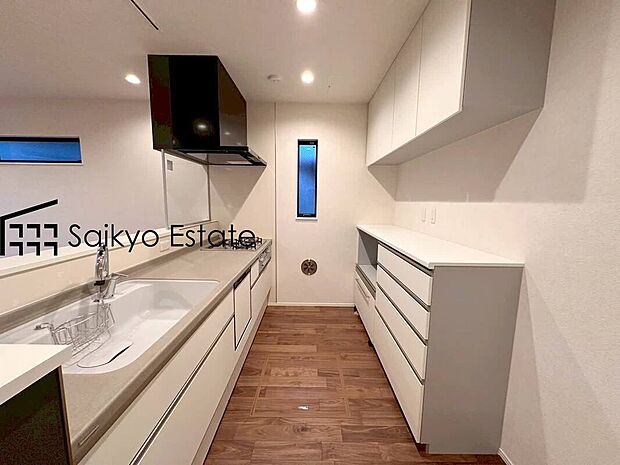 【キッチン】リビングにいる家族とコミュニケーションがとりやすい、人気のカウンターキッチンを採用。小さなお子さんがリビングにいても目が届くので安心。来客時には会話を楽しみながらお料理もできます。