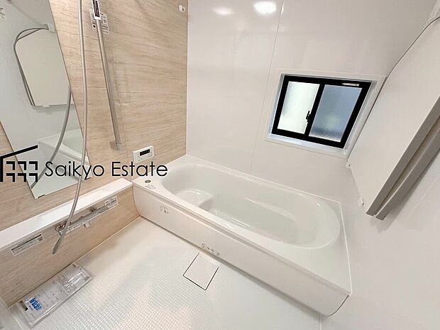 【浴室（1号棟）】一日の疲れを癒してくれる一坪タイプの広々バスルーム♪雨の日のお洗濯にも大活躍な浴室暖房乾燥機付きです！