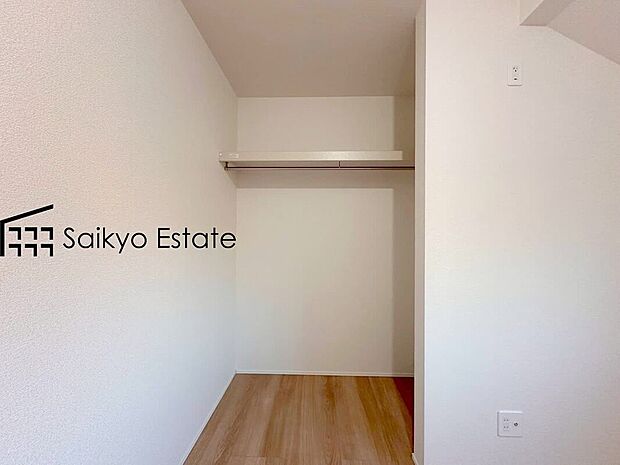 【WIC（1号棟）】たっぷり収納ができるウォークインクローゼットは衣替え不要で、すぐに使え、片付け上手に！
