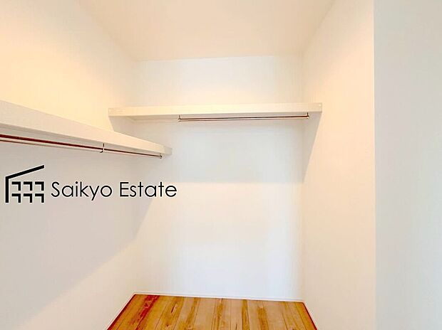 【ウォークインクローゼット【施工例】】ひと目で収納物を確認できるウォークインクローゼットは、ゆとりの広さを備えた大型収納。衣装ケースなどを置く事で更に収納力をアップできます!