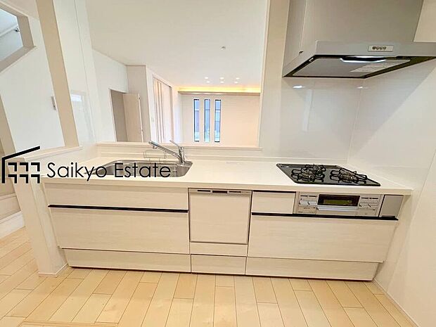 【キッチン】リビングにいる家族とコミュニケーションをとりながら作業が出来る人気のカウンターキッチン。お子様がリビングにいても目が届くので安心です。