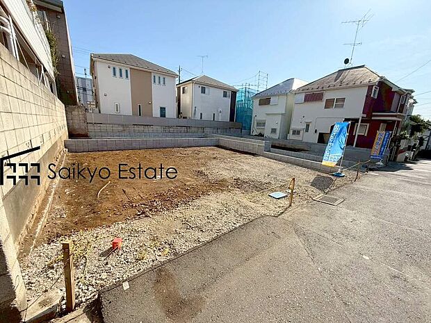 【現地写真】車種によりますが、駐車スペースは2台可能です!来客時などに便利な他、セカンドカーをお持ちの方、購入をご検討の方は必見です!