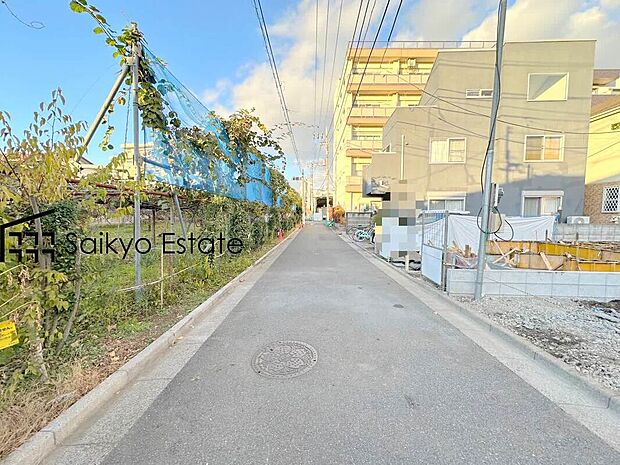 【前面道路を含む現地写真】前面道路、幅員がございますので、駐車もスムーズに行えます！駐車が少し苦手なママさんでも安心ですね♪