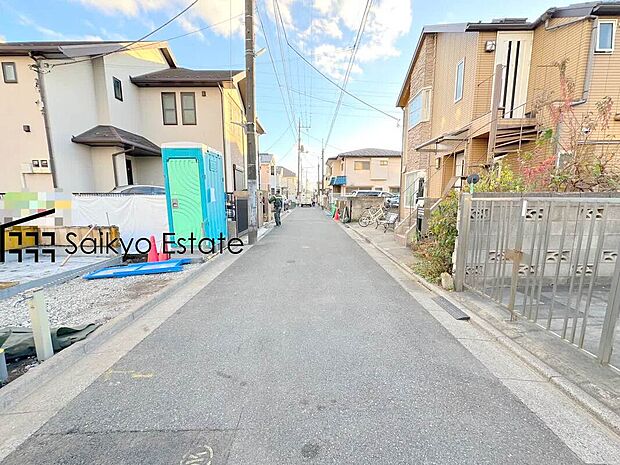 【前面道路を含む現地写真】周囲にはスーパーをはじめとした買い物施設も揃っています。住みやすさと利便性を兼ね備えた環境です。