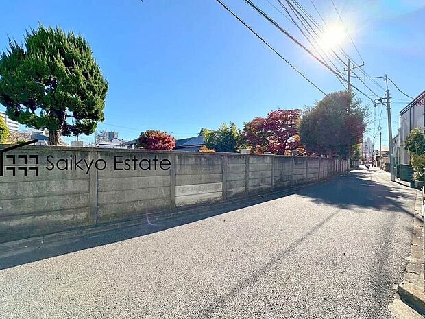 【前面道路を含む現地写真】周囲にはスーパーをはじめとした買い物施設も揃っています。住みやすさと利便性を兼ね備えた環境です。