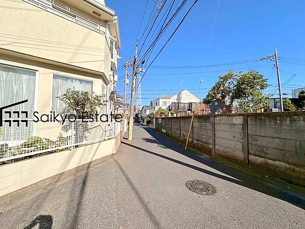 【前面道路を含む現地写真】お車の出し入れがスムーズに出来る前面道路になります。ストレスを感じる事なく出来ますので駐車苦手な方もご安心いただけます。