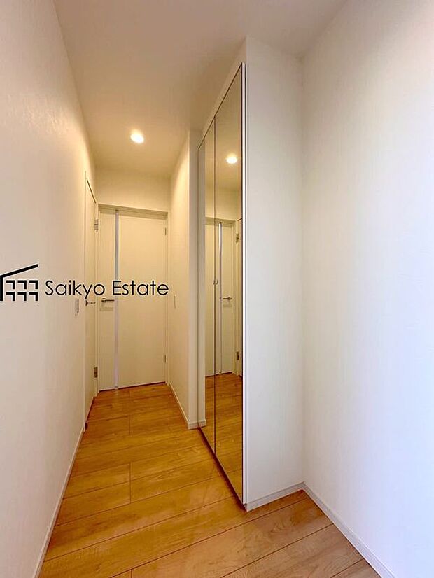 【玄関(施工例)】家の第一印象を決める玄関。明るく開放感溢れる玄関でお客様をお出迎え出来ます。収納とシューズインクローゼット付きなので履物はもちろん、傘やゴルフバック等の大きな荷物も収納できます。