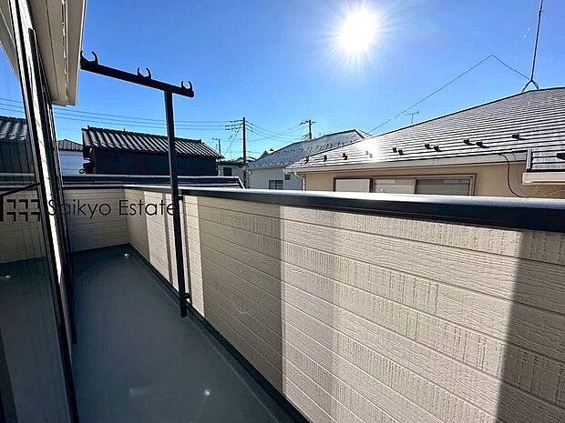 【バルコニー】お洗濯物やお布団を干すのに十分なスペースを確保したバルコニー。陽当りの良さも魅力です！